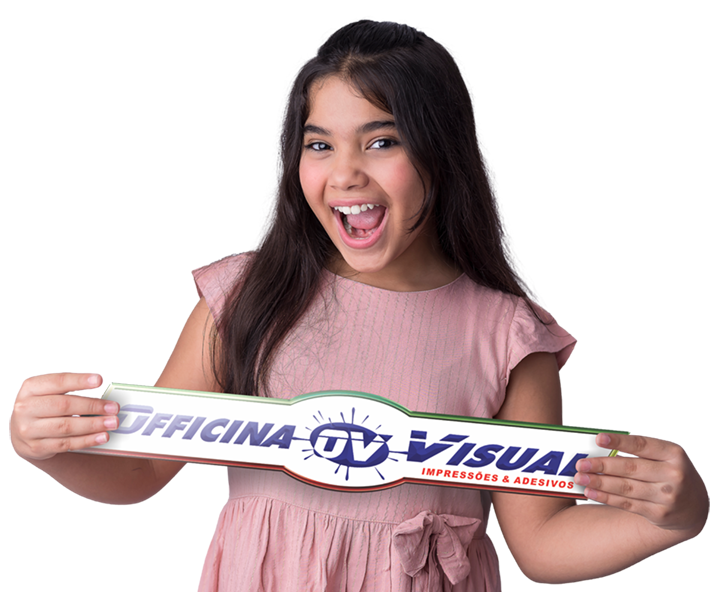 Imagem de menina segurando logo da Officina Visual